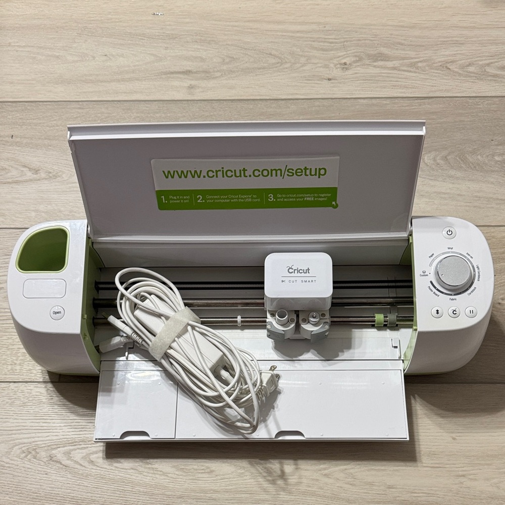Cricut Cutting Machine - White and Green